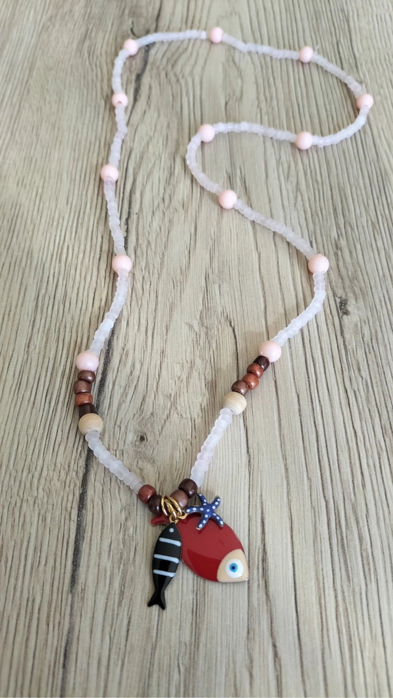 Collier à perles avec charms poissons et étoile de mer 